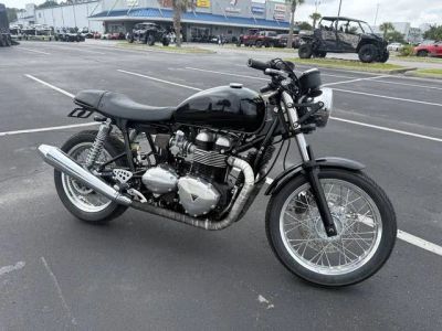 2015 Triumph Thruxton Standard — front three-quarter view