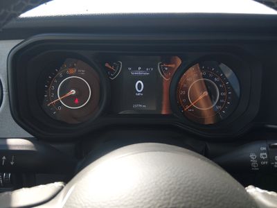2025 Jeep Wrangler - Photo 14