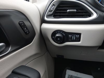 2024 Chrysler Pacifica — photo 13 view