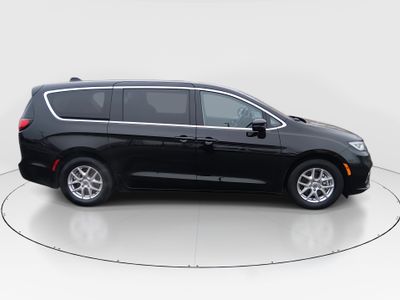 2024 Chrysler Pacifica — photo 8 view