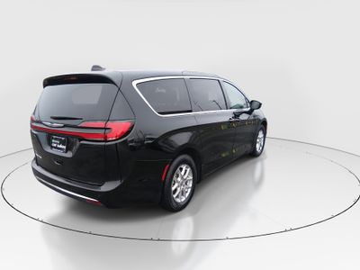 2024 Chrysler Pacifica — photo 7 view