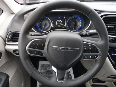 2024 Chrysler Pacifica — photo 12 view