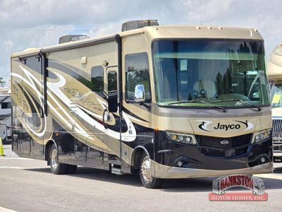 2018 Precept 33U — front three-quarter view