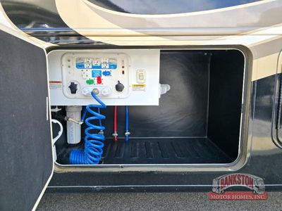 2018 Precept 33U — photo 8 view