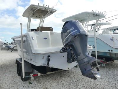 2019 Sailfish 241 CC — interior view