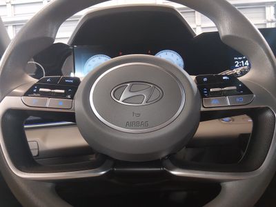2024 Hyundai Elantra — photo 12 view