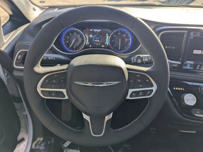 2026 Chrysler Pacifica — photo 17 view