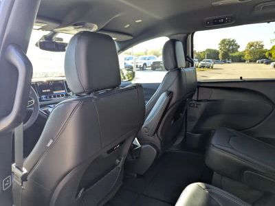 2026 Chrysler Pacifica — photo 10 view