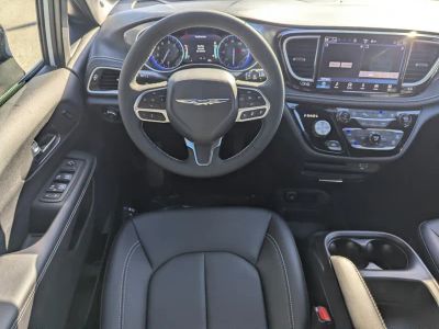 2026 Chrysler Pacifica — photo 11 view
