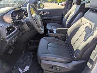 2026 Chrysler Pacifica — photo 13 view