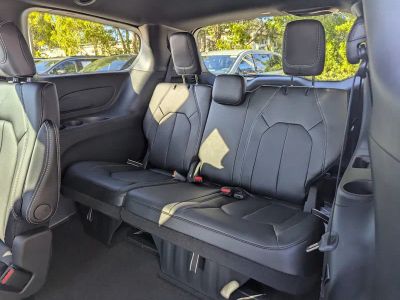 2026 Chrysler Pacifica — photo 7 view