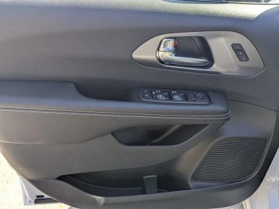 2026 Chrysler Pacifica — photo 15 view