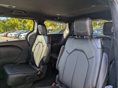 2026 Chrysler Pacifica — photo 8 view