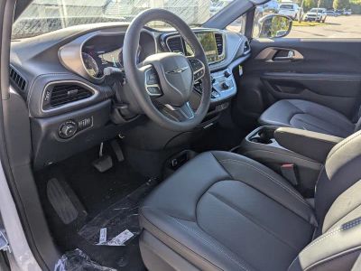 2026 Chrysler Pacifica — photo 14 view