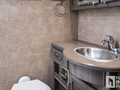 2017 Winnebago Forza — photo 14 view