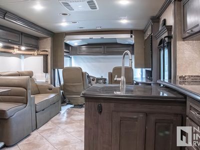 2017 Winnebago Forza — photo 19 view