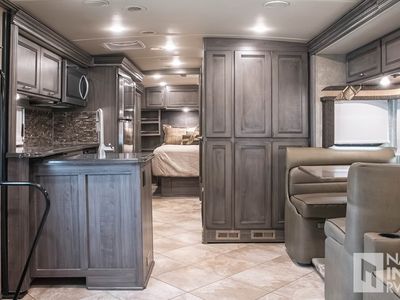2017 Winnebago Forza — photo 9 view