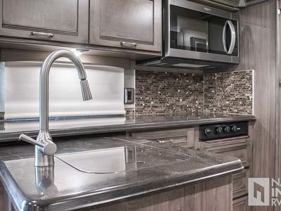2017 Winnebago Forza — photo 13 view