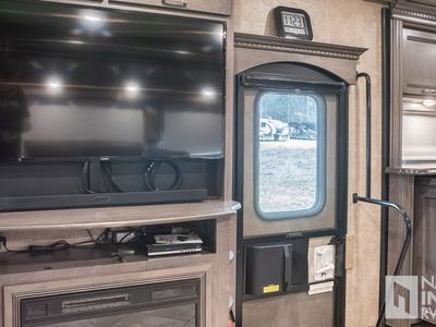 2017 Winnebago Forza — photo 10 view