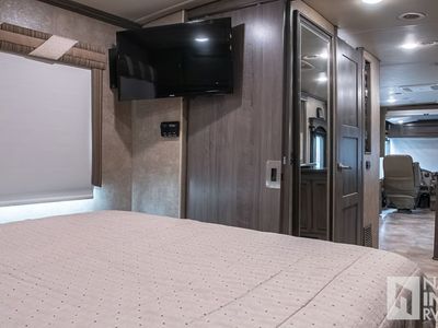 2017 Winnebago Forza — photo 18 view