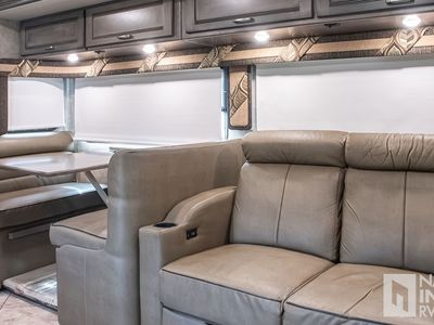 2017 Winnebago Forza — photo 11 view