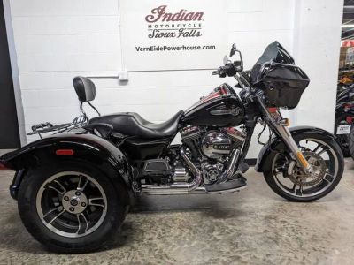 2015 Harley-Davidson® FLRT - Freewheeler™ — front three-quarter view