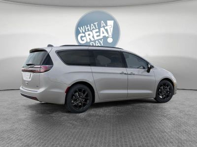 2026 Chrysler Pacifica — detail view
