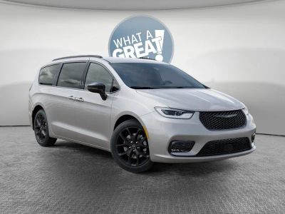 2026 Chrysler Pacifica Select in Silver Mist Clear-Coat Exterior Paint — front three-quarter view