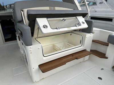 2025 Boston Whaler 380 Realm - Photo 12