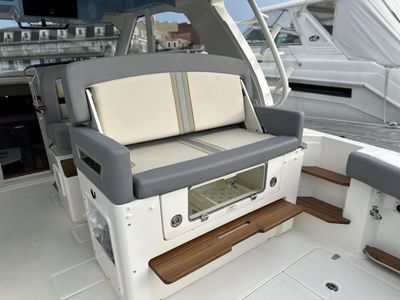 2025 Boston Whaler 380 Realm - Photo 11