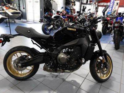 2026 Yamaha XSR900 — front three-quarter view
