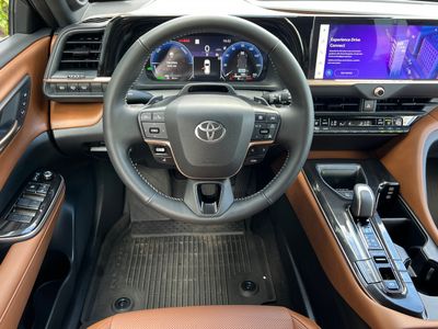 2025 Toyota Crown Signia — photo 15 view