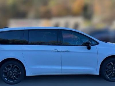 2026 Chrysler Pacifica — side profile view