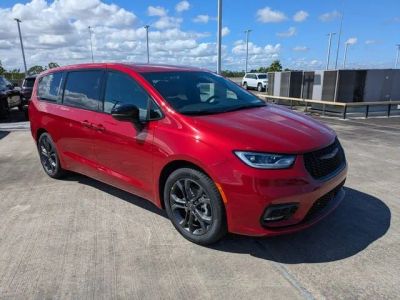 2026 Chrysler Pacifica Select in Red Hot Pearl-Coat Exterior Paint — front three-quarter view