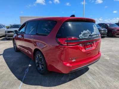 2026 Chrysler Pacifica — detail view