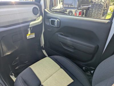 2026 Jeep Gladiator — photo 14 view
