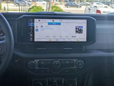 2026 Jeep Gladiator — photo 15 view