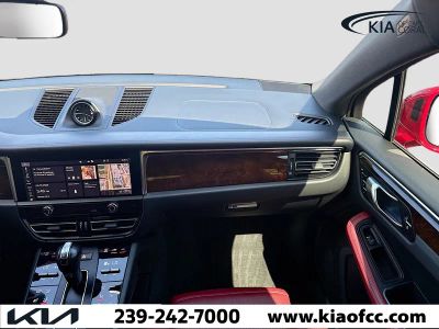 2023 Porsche Macan — photo 18 view