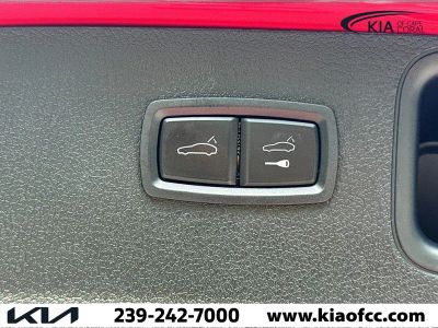 2023 Porsche Macan — photo 13 view