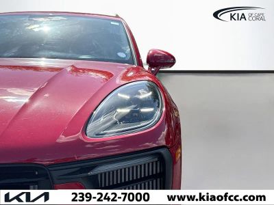 2023 Porsche Macan — photo 9 view