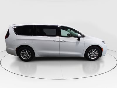 2023 Chrysler Pacifica — photo 8 view