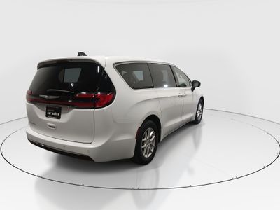 2023 Chrysler Pacifica — photo 7 view