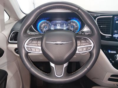 2023 Chrysler Pacifica — photo 12 view