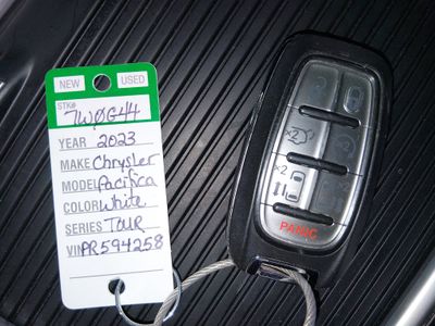 2023 Chrysler Pacifica — photo 15 view