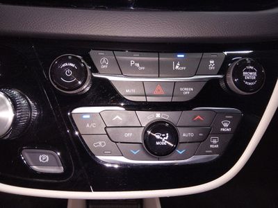 2023 Chrysler Pacifica — photo 19 view
