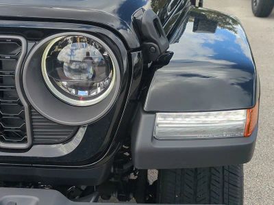 2026 Jeep Gladiator — photo 10 view