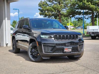 2026 Jeep Grand Cherokee GRAND CHEROKEE LAREDO ALTITUDE 4X4 in Diamond Black Crystal Pearl-Coat Exterior Paint — front three-quarter view