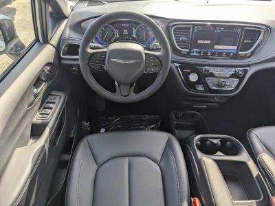 2026 Chrysler Pacifica — photo 11 view