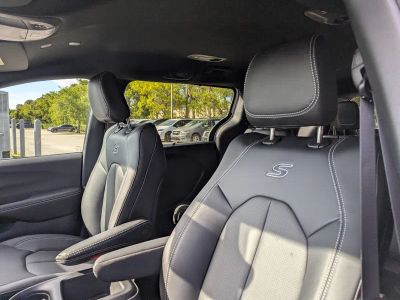 2026 Chrysler Pacifica — photo 12 view