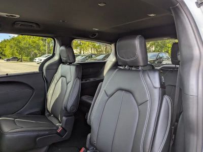 2026 Chrysler Pacifica — photo 8 view